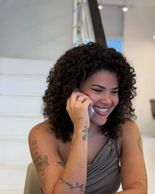 Luize Freire falando ao telefone no salão